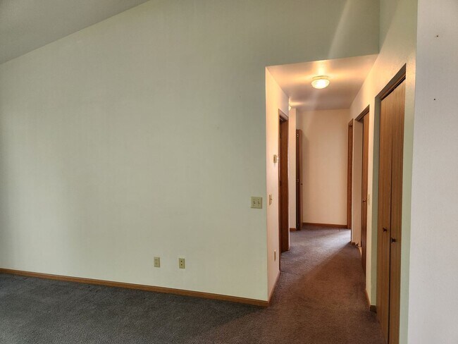 Foto del edificio - 621-633 Nygaard St.