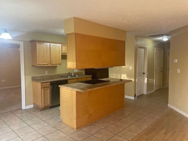 Building Photo - Family Friendly Neighborhood in Greenbrier!