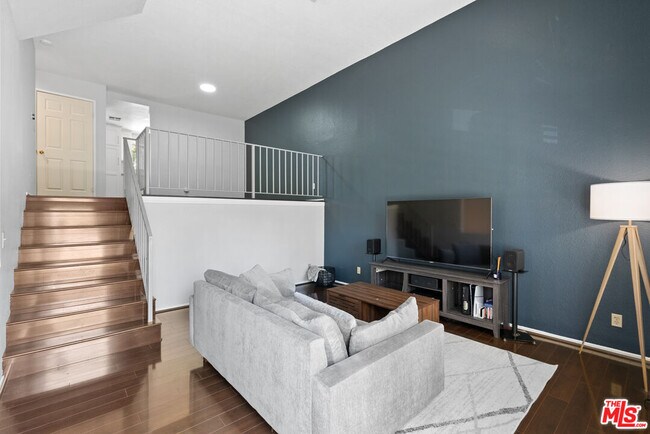 Foto del edificio - 8741 Darby Ave