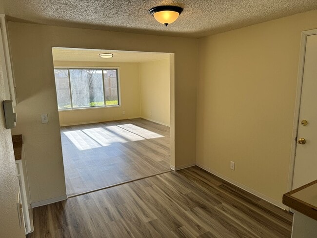 Foto del edificio - Updated 4 bedroom 1 bathroom house in Eugene!