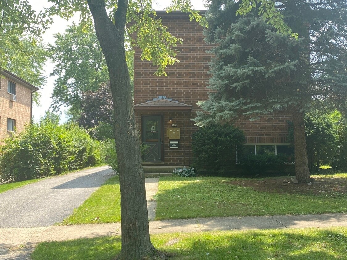 Primary Photo - 525 W Pleasant Ln
