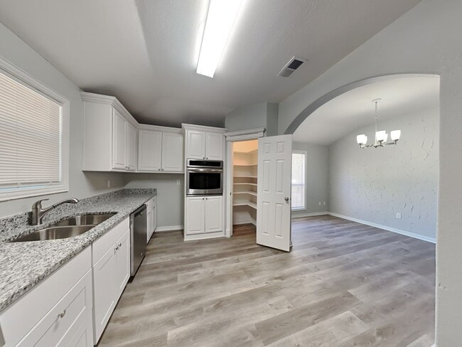 Foto del edificio - Updated 4-Bedroom Corner Lot Home with Granite Kitchen in Irving, TX