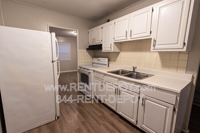 Foto del edificio - 2023 Ravenswood Dr