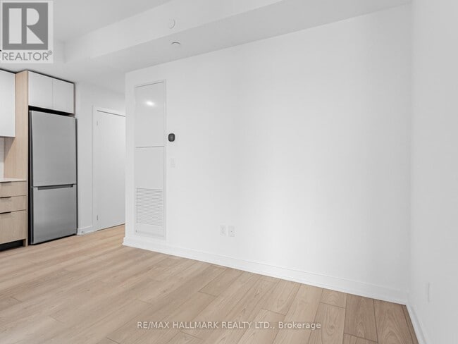 Building Photo - 1007 The Queensway