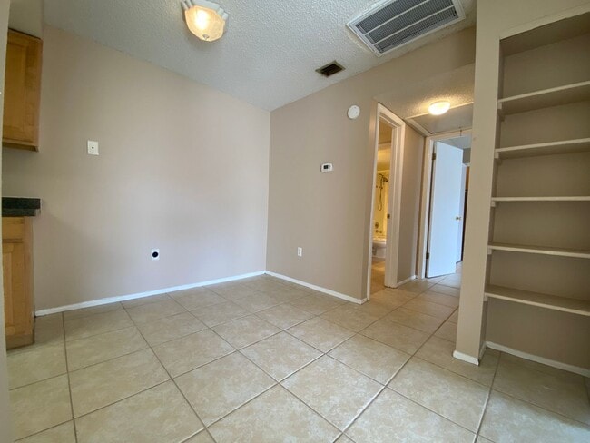 Building Photo - 2 Bedroom, 1.5 Bath Second Floor Condo in ...