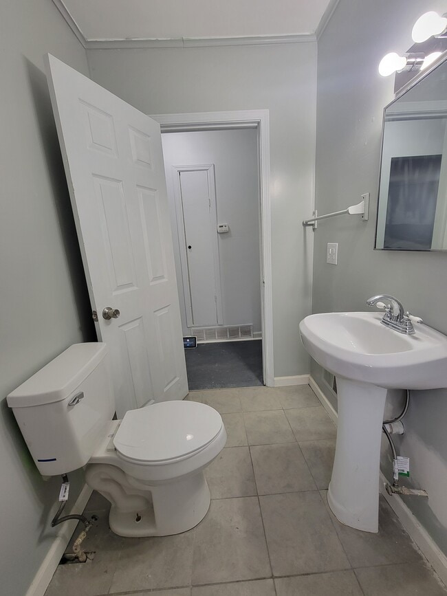 Building Photo - 14751 Glenfield Ave