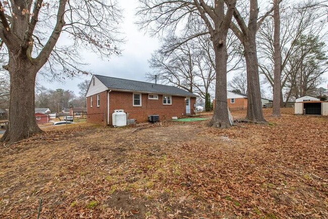 Building Photo - Charming 3/1 with fenced-in backyard