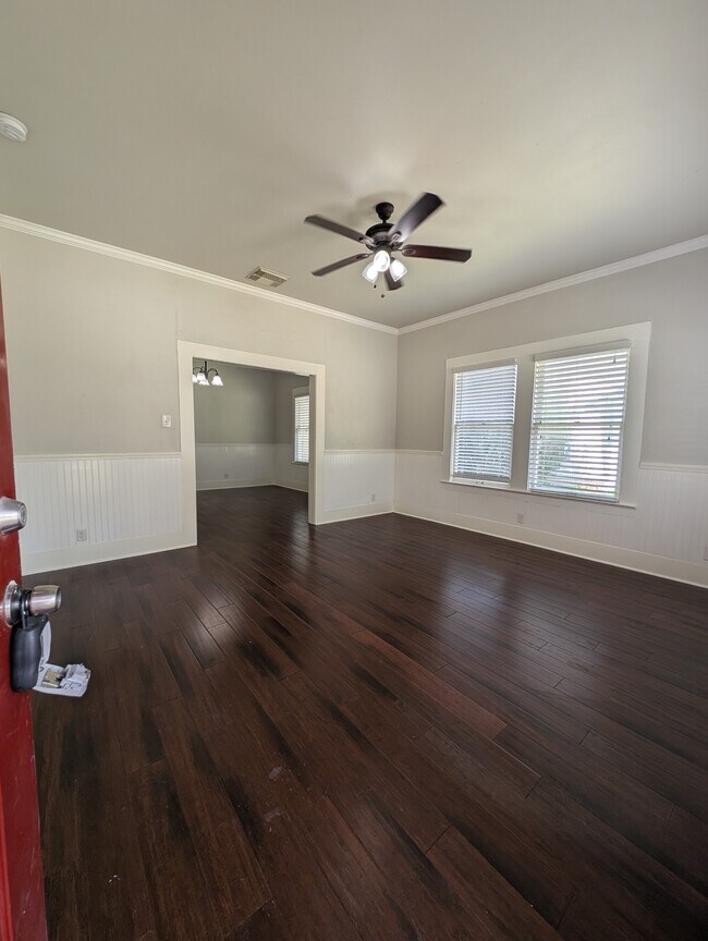 Building Photo - 515 E Elm St
