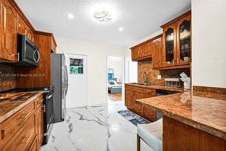 Building Photo - 6840 SW 26th Ct