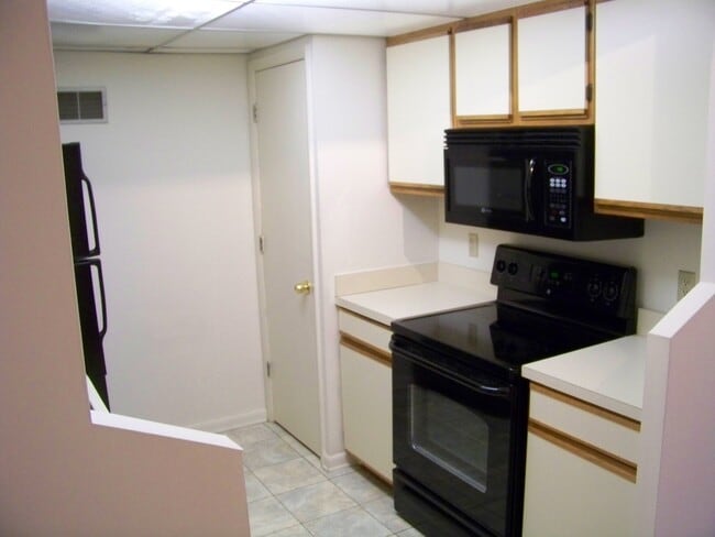 Building Photo - West End Condo--Great Location!