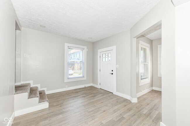 Foto del edificio - 323 E 31st St