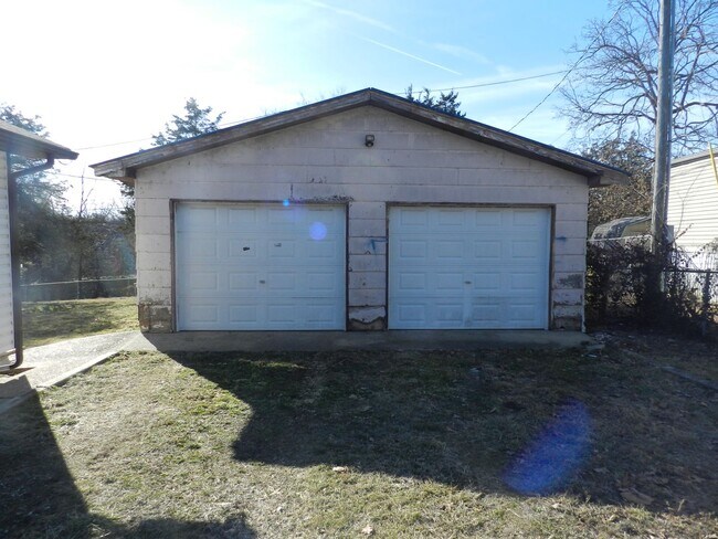Building Photo - Cute house with a nice fenced yard