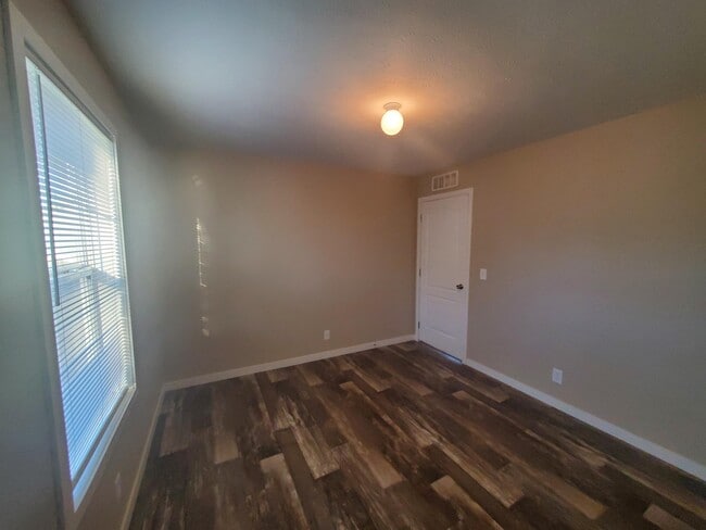 Building Photo - 15 Starling Hill Dr