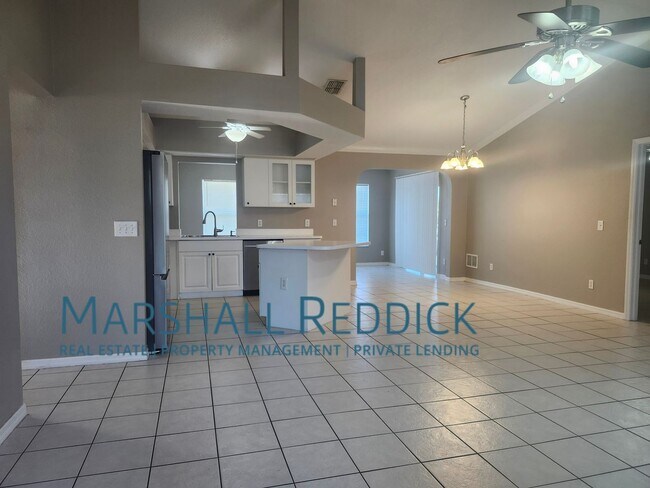 Foto del edificio - 3 BED 2 BATH SINGLE FAMILY HOME ON FRESH WATER CANAL WITH DOCK