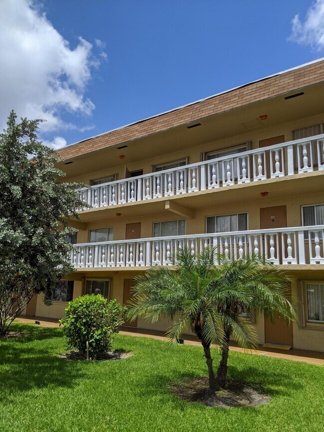 Foto del edificio - 500 Village Green Cir W