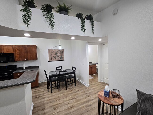 Foto del edificio - West-Flagstaff Condo in the Arbors - 2 Bed, 2 Bath - Students OK! 1 Sm. Pet OK! Avail. July 10th!!