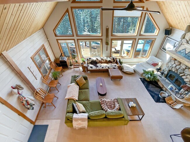 Foto del edificio - Luxury Home in the woods with unparalleled views! Garage! Pets Negotiable! Hot tub!