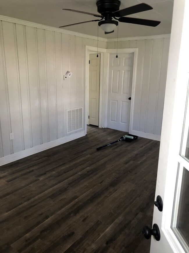 Foto del edificio - 2 Bedroom House off Memorial Avenue