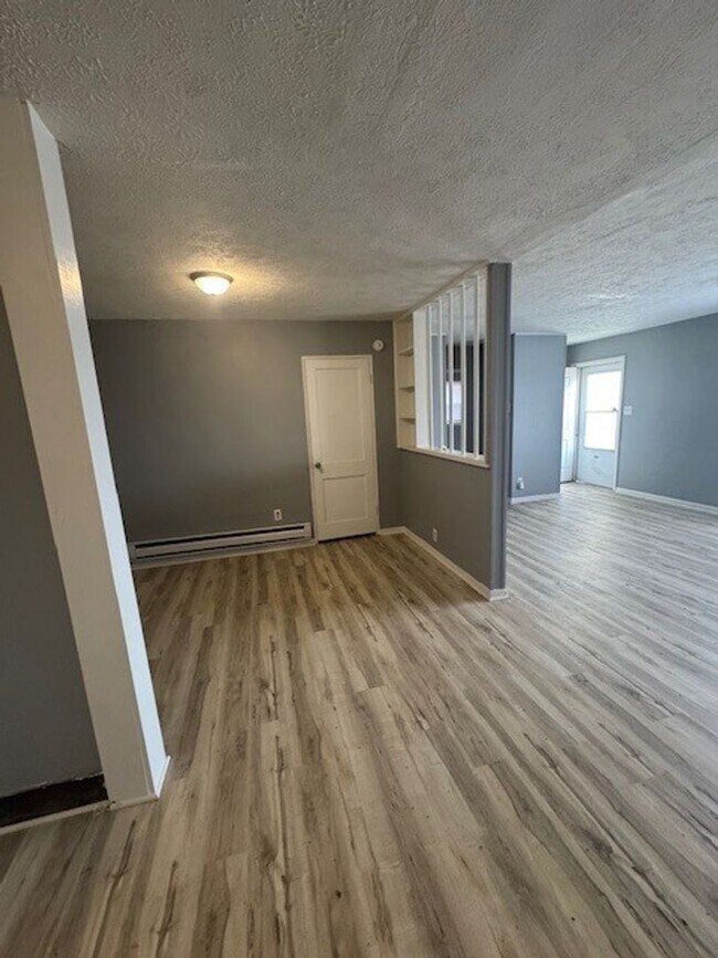 Building Photo - East Side Large 3 Bedroom Single  Family Home