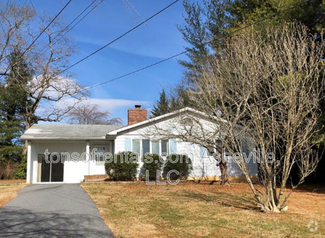 Building Photo - 30 Persimmon Ln