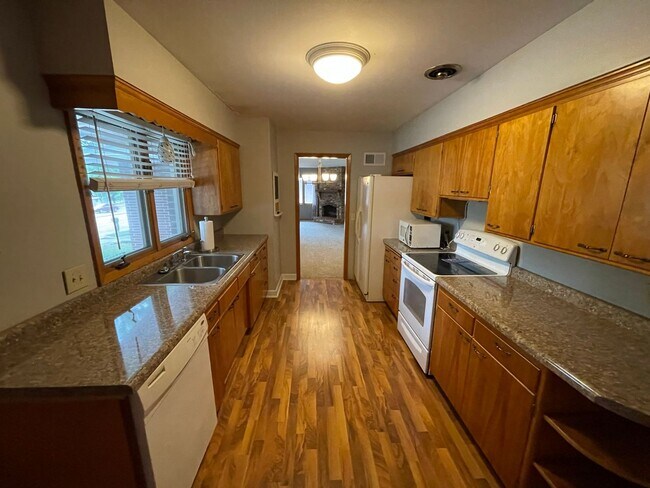 Building Photo - Beautiful 3 bedroom house