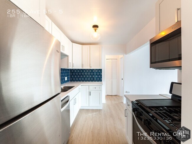 Building Photo - Top Floor Corner Unit With Courtyard Views