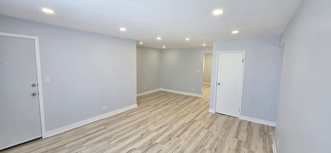 Building Photo - 9475 Bay Colony Dr