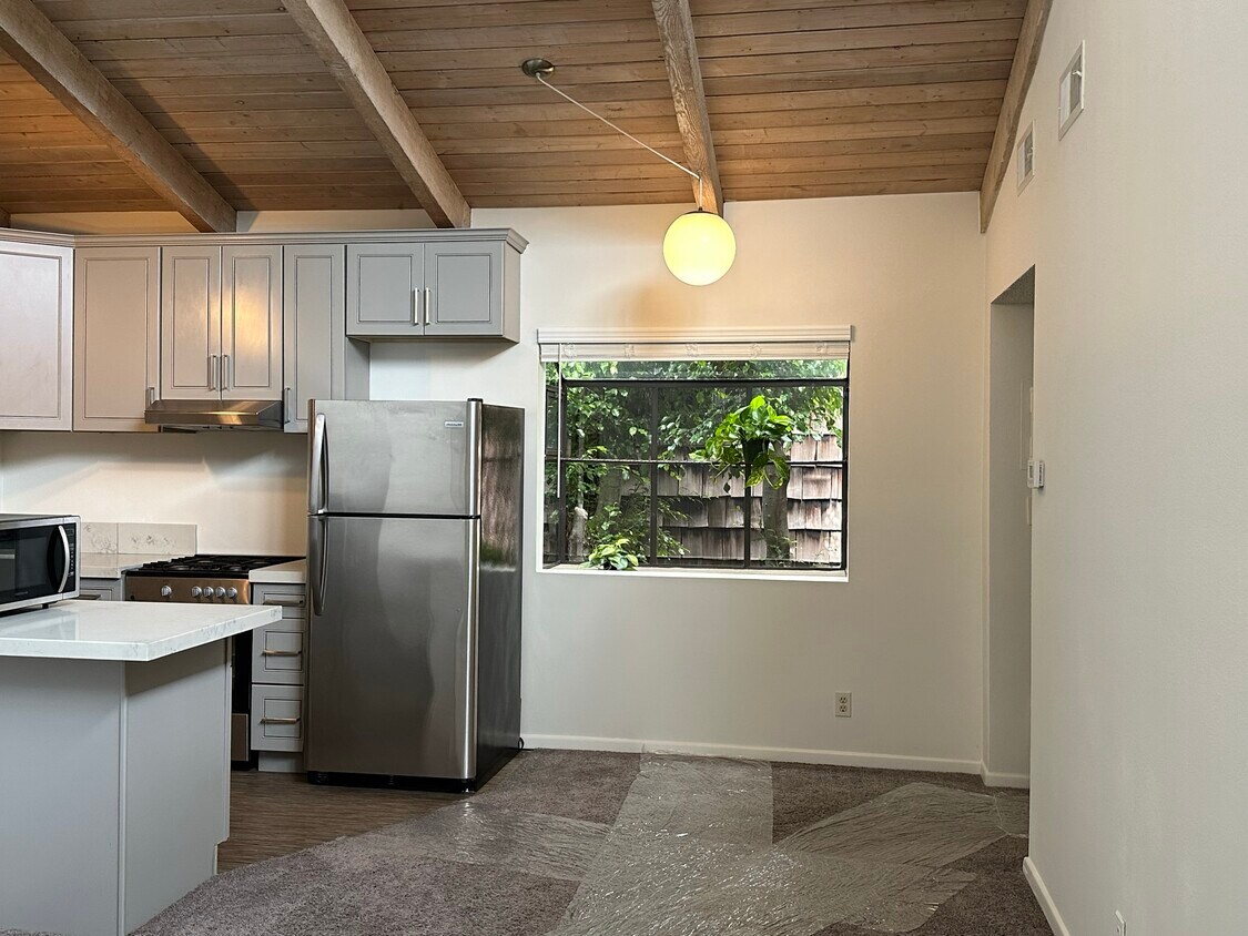 Foto principal - 2493 S Barrington Ave