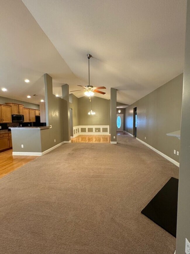Foto del edificio - Brick Ranch - 3 Bedrooms & 2 Full baths wi...