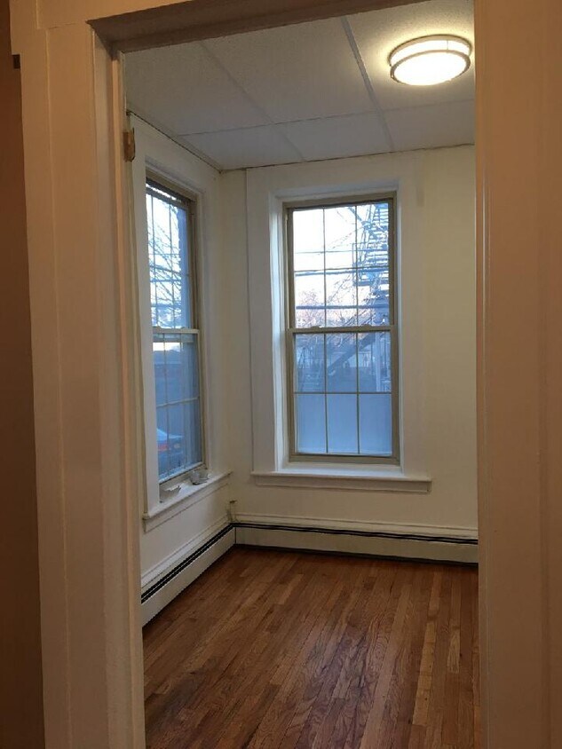 Small Bedroom - 23 Clinton St