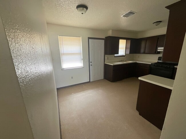 Foto del edificio - 3 bedroom 1 1/2 bath