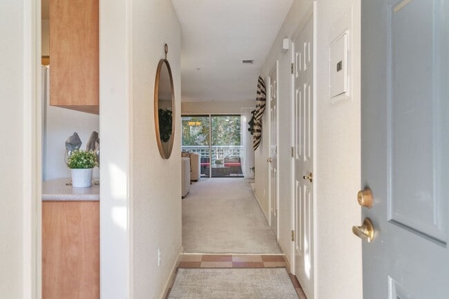 Building Photo - Upper level 2 bedroom, 2.5 bath condo located in Ashford Ct.  1 car garage & In-unit Laundry!