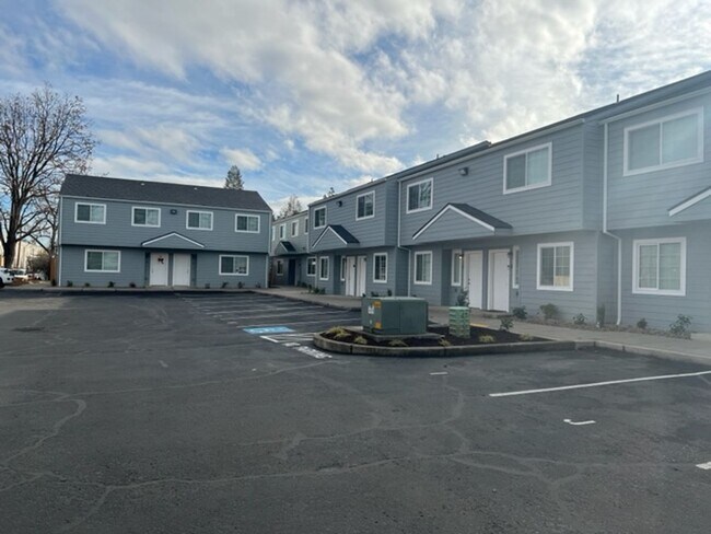 Foto del edificio - 2 STORY TOWNHOME IN THE HEART OF PHOENIX OREGON