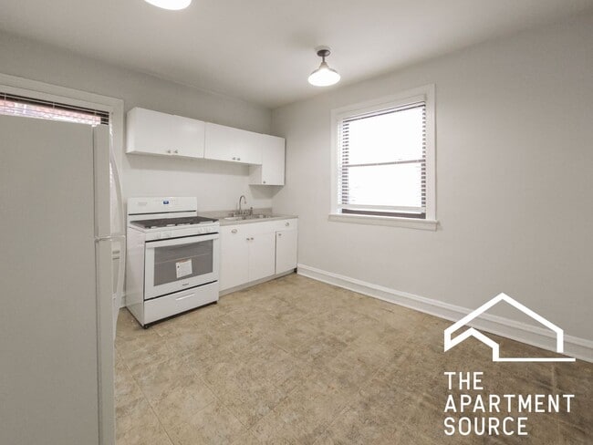 Photo - 2334 W School St Apartment