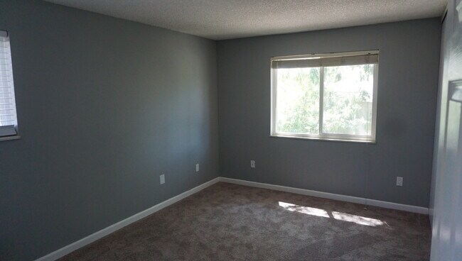 Enorme dormitorio principal de 3,6 x 3,6 metros - 4400 S Quebec St