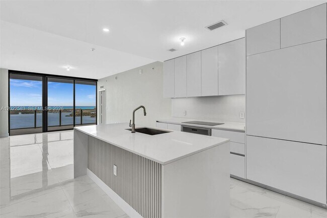 Foto del edificio - 700 NE 24th St