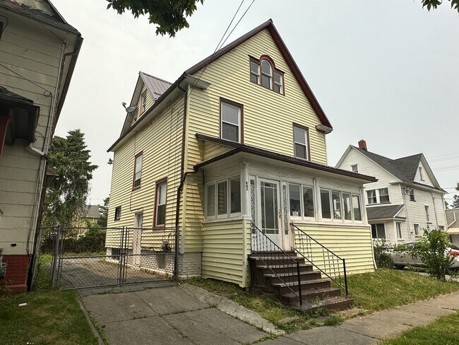 Building Photo - 447 1st St