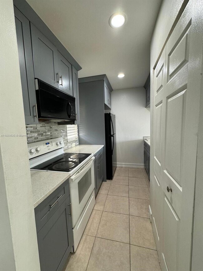 Building Photo - 9919 Twin Lakes Dr