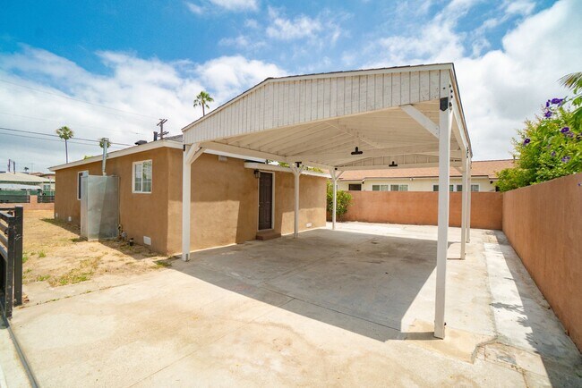 Foto del edificio - RECENTLY REMODELED, BRIGHT & AIRY 3BR2BA HOUSE ON SPACIOUS CORNER LOT W/ LARGE WRAP AROUND YARD &...