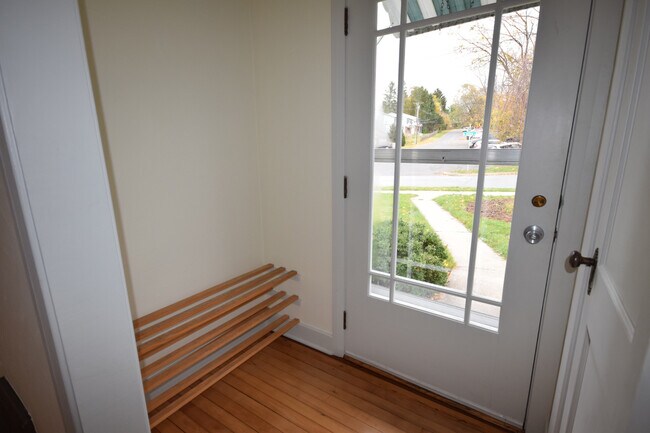 Foto del edificio - Professionals Only - 3 bedrooms 1 bath house