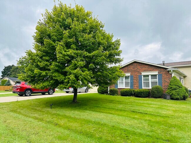 Building Photo - 41272 Village Lake Rd