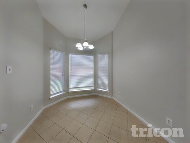 Foto del edificio - 6615 Laurel Glen Dr