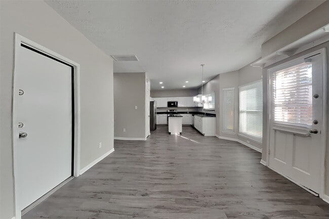 Building Photo - 1021 Glenview Dr