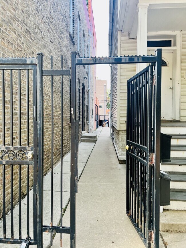 Foto del edificio - 1350 W Webster Ave