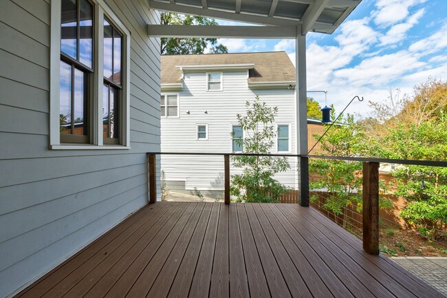 Foto del edificio - Spacious 4-Bedroom, 3.5-Bathroom Craftsman...