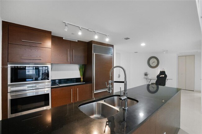 Building Photo - 475 Brickell Ave