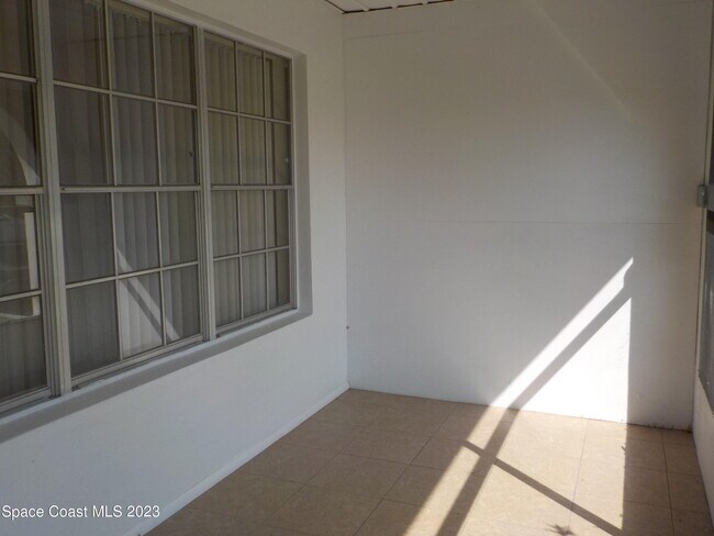 Building Photo - 636 Hampton Dr NE