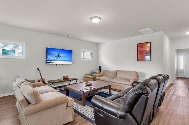 Building Photo - Spacious 4-Bedroom Home with Modern Upgrad...