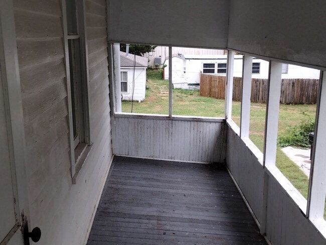 Foto del edificio - LARGE 2 BEDROOM 1 BATH UPPER LEVEL APARTMENT IN ROSSVILLE