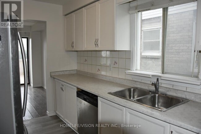 Building Photo - 307 Bristol Crescent